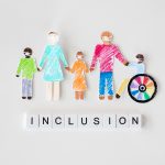 familia-discapacidad-persona-concepto-inclusion-papel-recortado